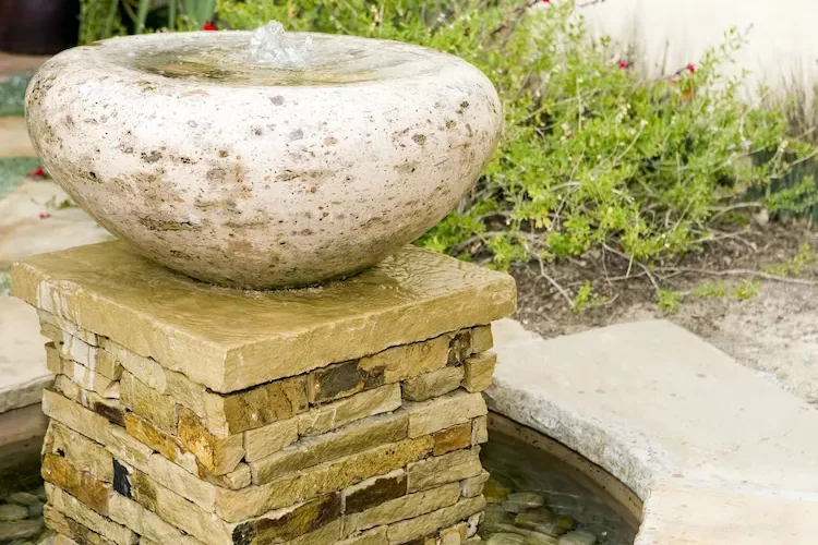 Wir bieten Ihnen ein Projekt für einen mit Stein ausgekleideten Gartenbrunnen mit zwei Kammern an