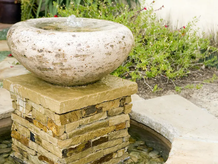 Wir bieten Ihnen ein Projekt für einen mit Stein ausgekleideten Gartenbrunnen mit zwei Kammern an
