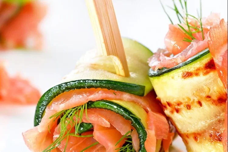 Zucchini Röllchen mit Lachs grillen Anleitung (1)