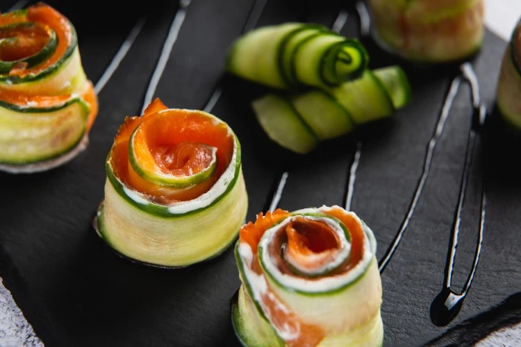 Zucchini Röllchen mit Tomatensoße selber machen bei Hitze was essen