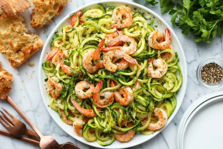 Prepare zucchini spaghetti with shrimp recipes
