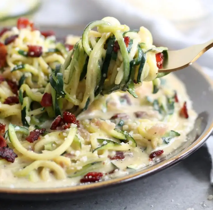 Zucchini Spaghetti zubereiten Gerichte für leckere Low Carb Pasta Zoodles