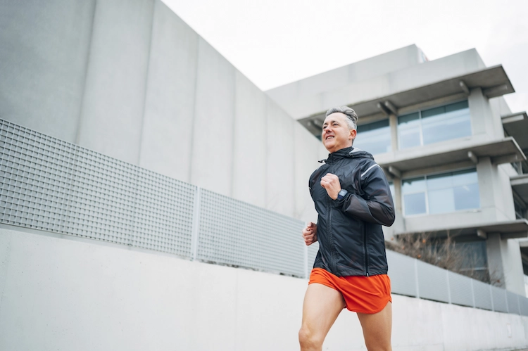 aktive lebensweise und sport im mittleren alter gegen herzerkrankungen