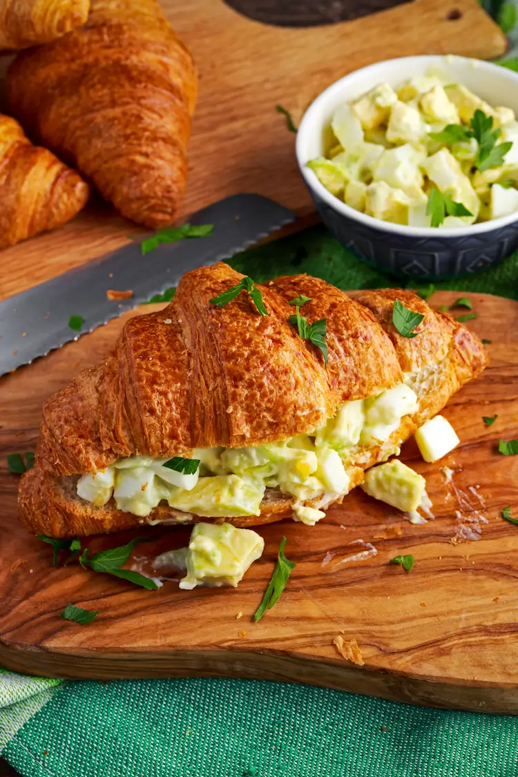 croissant mit eiersalat