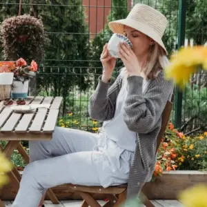 den morgendlichen kaffee bei schönem wetter im eigenen garten genießen und den tag optimal starten