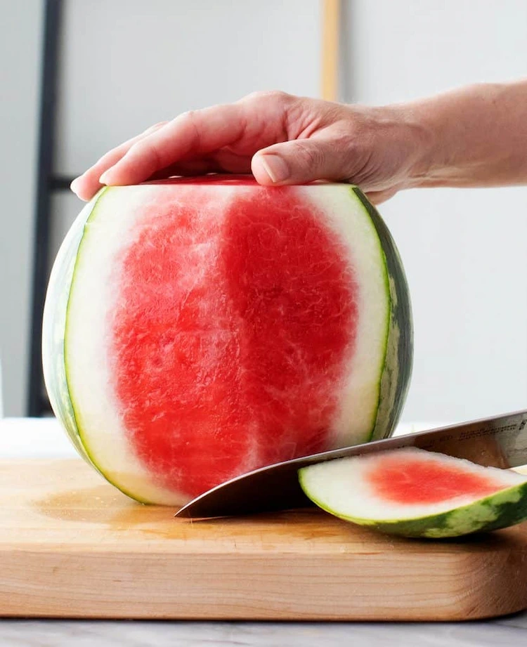 die schale einer wassermelone richtig schneiden und ohne verlust von fruchtfleisch entfernen