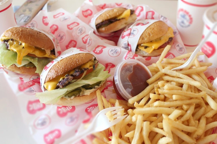 fastfood wie hamburger und ketchup mit pommes wirkt sich negativ auf die gesundheit aus