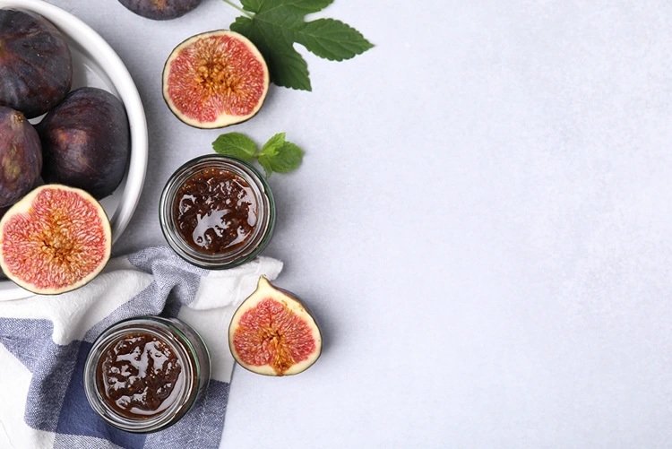 Feigen enthalten wenig Pektin und benötigen Gelierzucker oder anderes Obst zum Gelieren