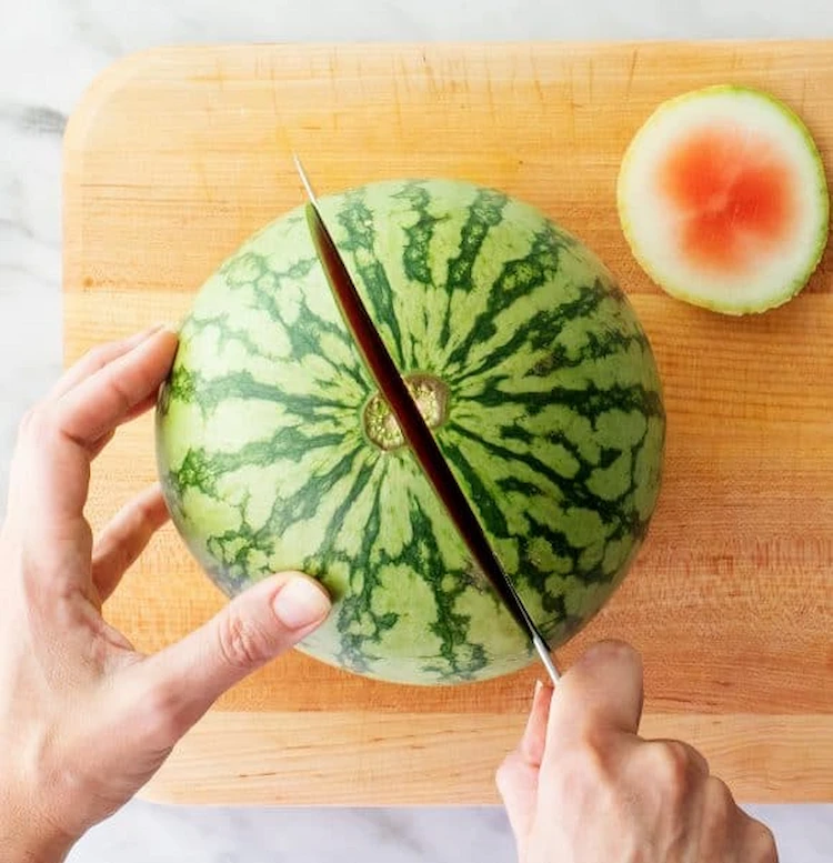 in hälften eine wassermelone richtig schneiden und das fruchtfleisch bearbeiten