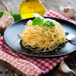 klassiches gericht in italien mit spaghetti und knoblauch in olivenöl zubereitet