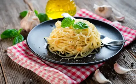 klassiches gericht in italien mit spaghetti und knoblauch in olivenöl zubereitet