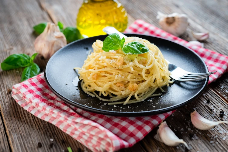klassiches gericht in italien mit spaghetti und knoblauch in olivenöl zubereitet