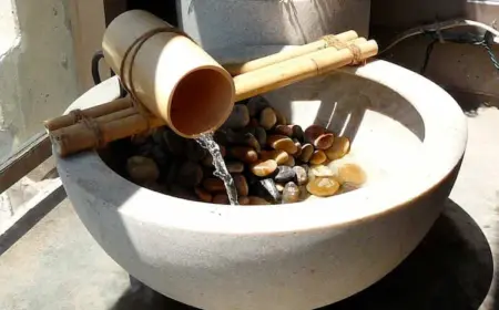 kreative idee für wasserspiel mit bambus und kies als gartendekoration im sommer