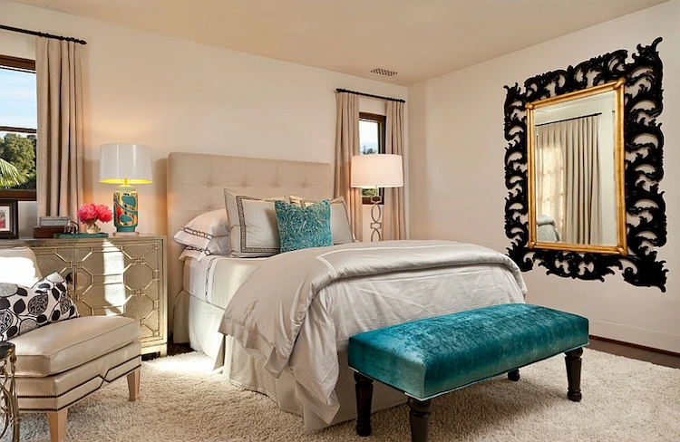 luxuriöse möbel und spiegel mit ottomane in meerfarbe für gestaltung von schlafzimmer mediterran kombiniert