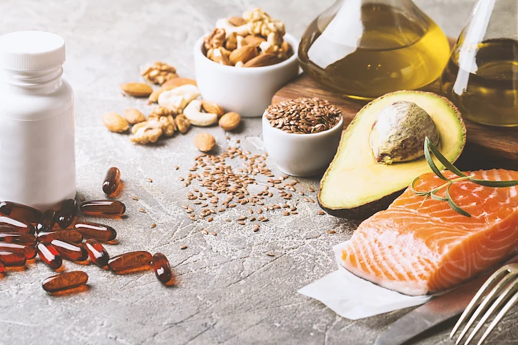 omega 3 fettsäuren aus nahrungsquellen wie fisch und nüssen bekommen