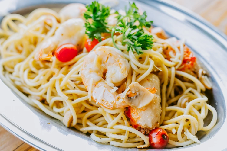 spaghetti aglio olio mit garnellen zubereiten für mehr protein