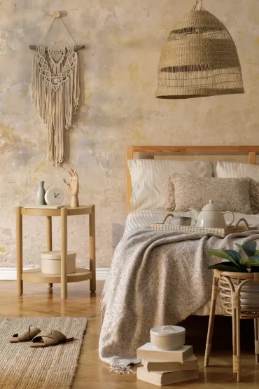 stilvoll eingerichteter schlafraum mit elementen aus holz und naturmaterialien
