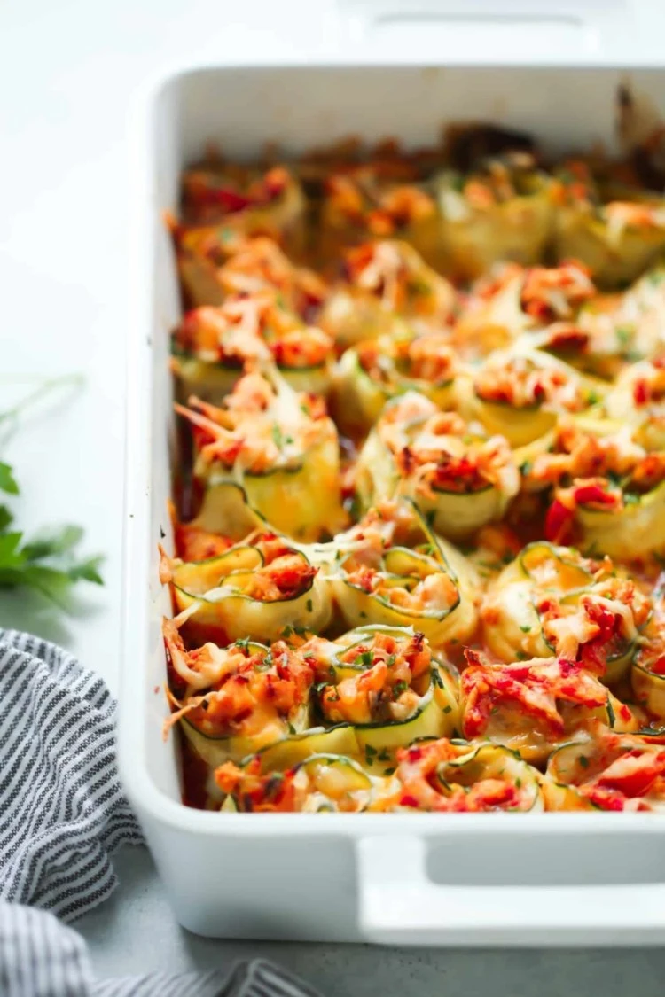 überbackene Zucchini Lachs Röllchen mit Käse und Tomatensoße