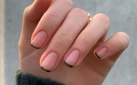 Bei diesem Nageltrend 2022 wird die Nagelspitze mit einer dünnen Linie verziert