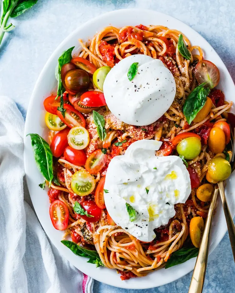Bereiten Sie selber Tomaten-Basilikum-Sauce für Spaghetti zu