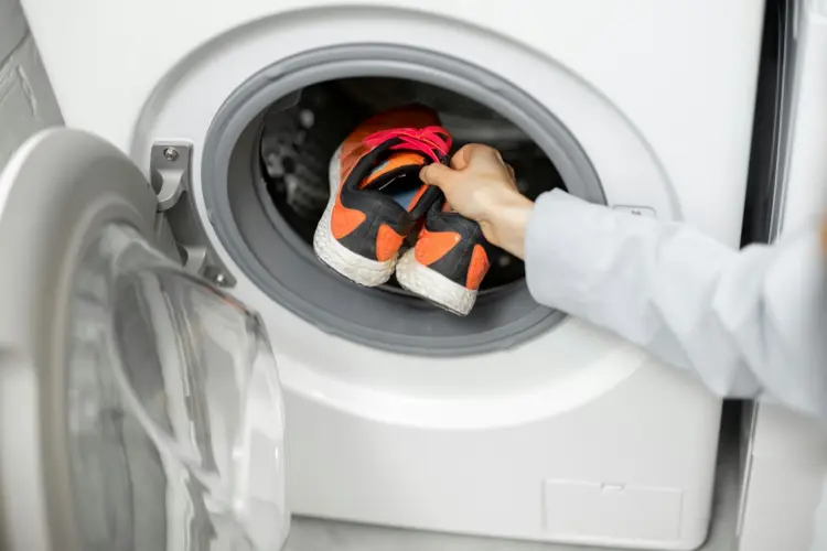 Besonders schmutzige Wäsche verstopft den Waschmaschinenfilter schneller
