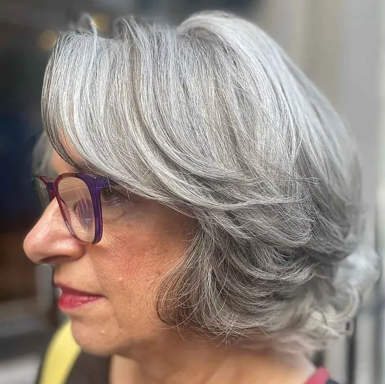 Bob Haarschnitt für Frauen ab 50 mit Brille und grauen Haaren