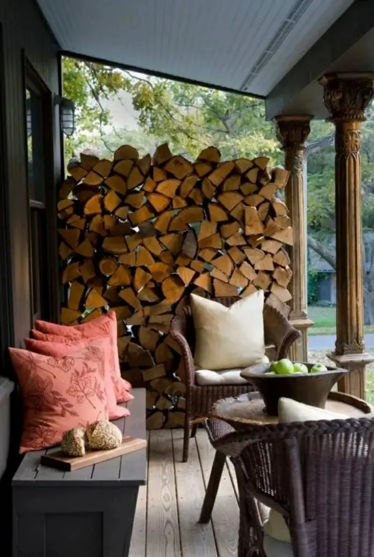 Brennholz stapeln als Sichtschutz auf einer Terrasse oder Veranda