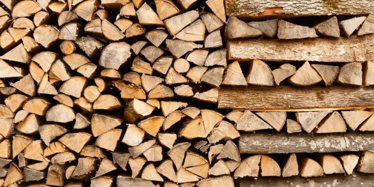 Brennholz stapeln auf einem trockenen und angehobenen Untergrund