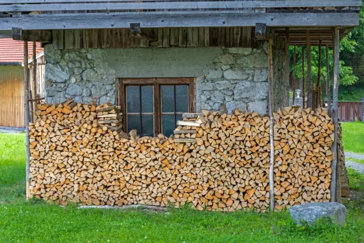 Brennholz stapeln draußen - Lassen Sie einen Abstand zur Wand für die gute Luftzirkulation
