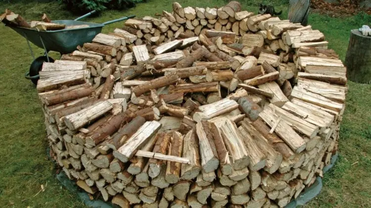Brennholz stapeln freistehend im Garten in Kreisform