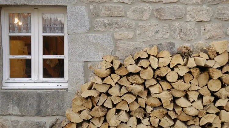 Brennholz stapeln mit guter Durchlüftung, damit das Holz trocknet