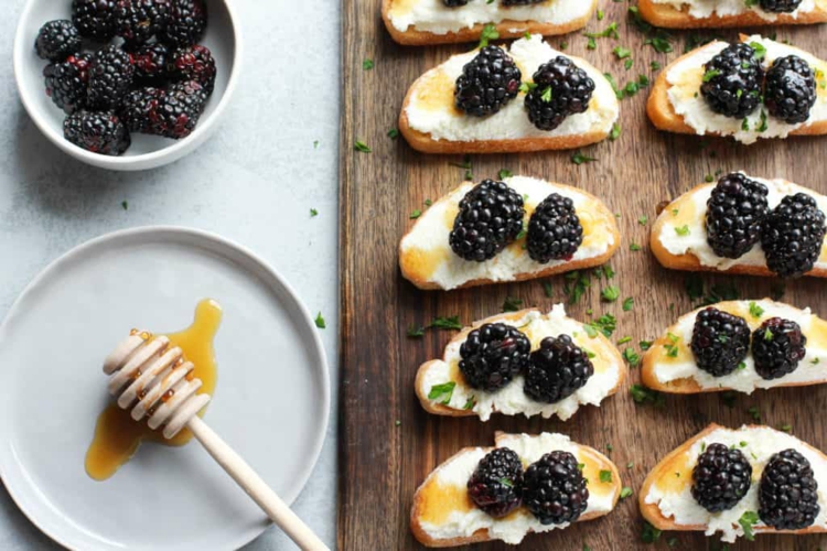 Brombeeren Rezepte - Bruschetta mit Ricotta, Honig und Basilikum