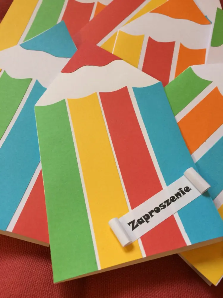 Coole Einladungskarte zur Einschulung - Buntstifte basteln mit farbigem Bastelkarton