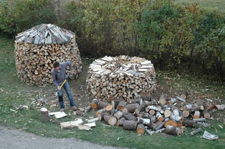Das gestapelte Feuerholz mit einer Plane oder anderem Material vor Regen und Schnee schützen