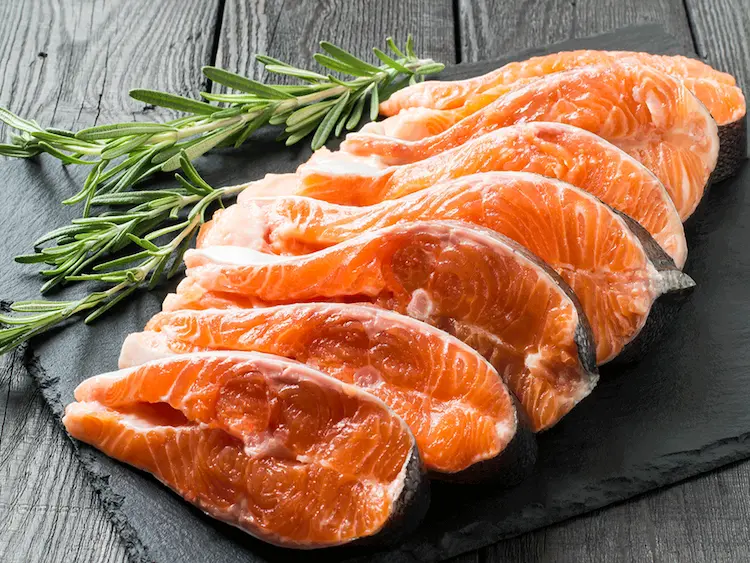 Der meiste Fisch ist fettarm, und die Ausnahmen enthalten meist eine gute Form von Fett - Omega-3-Fettsäuren