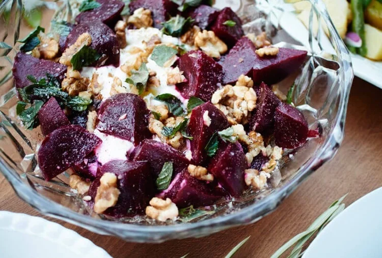 Die beliebtesten Salate Griechenlands Pantzarosalata Rote Bete Joghurt