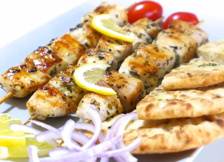Die griechische Fleischspeise kann man auch mit Hühnerfleisch zubereiten