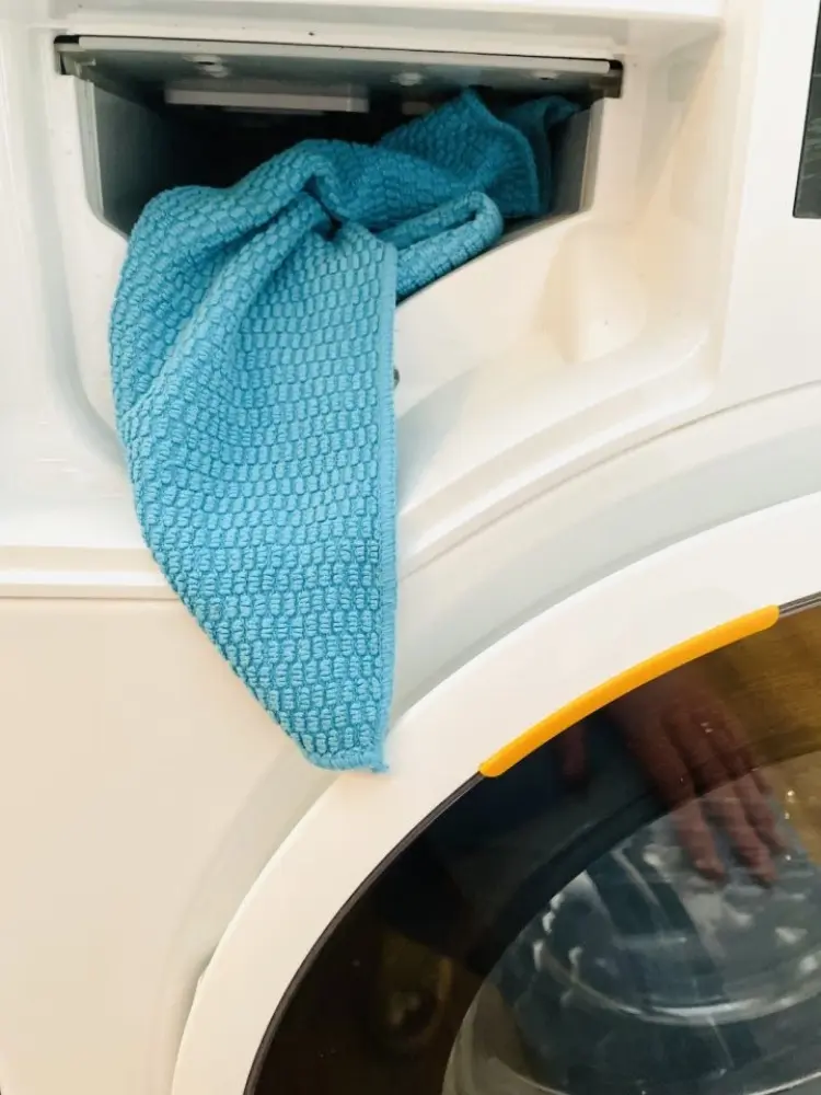 Einspülkasten reinigen abwischen Waschmittelreste