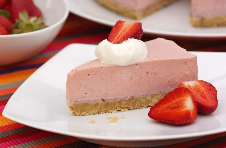 No-bake Strawberry Skyr Cake sources of protein for weight loss