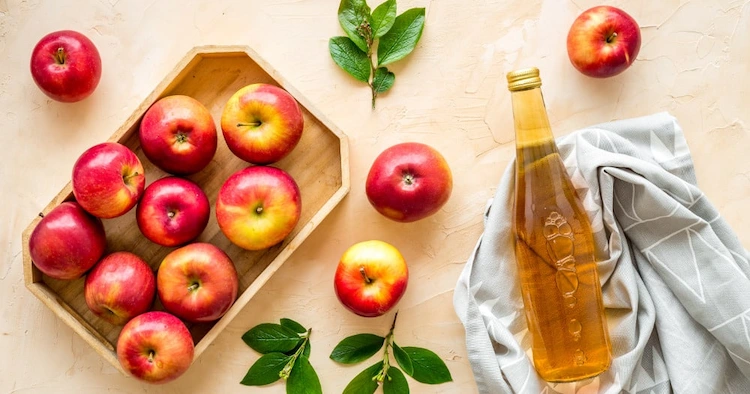 Es wird angenommen, dass Apfelessig wie Salicylsäure wirkt, ein gängiges Mittel zur Behandlung von Warzen