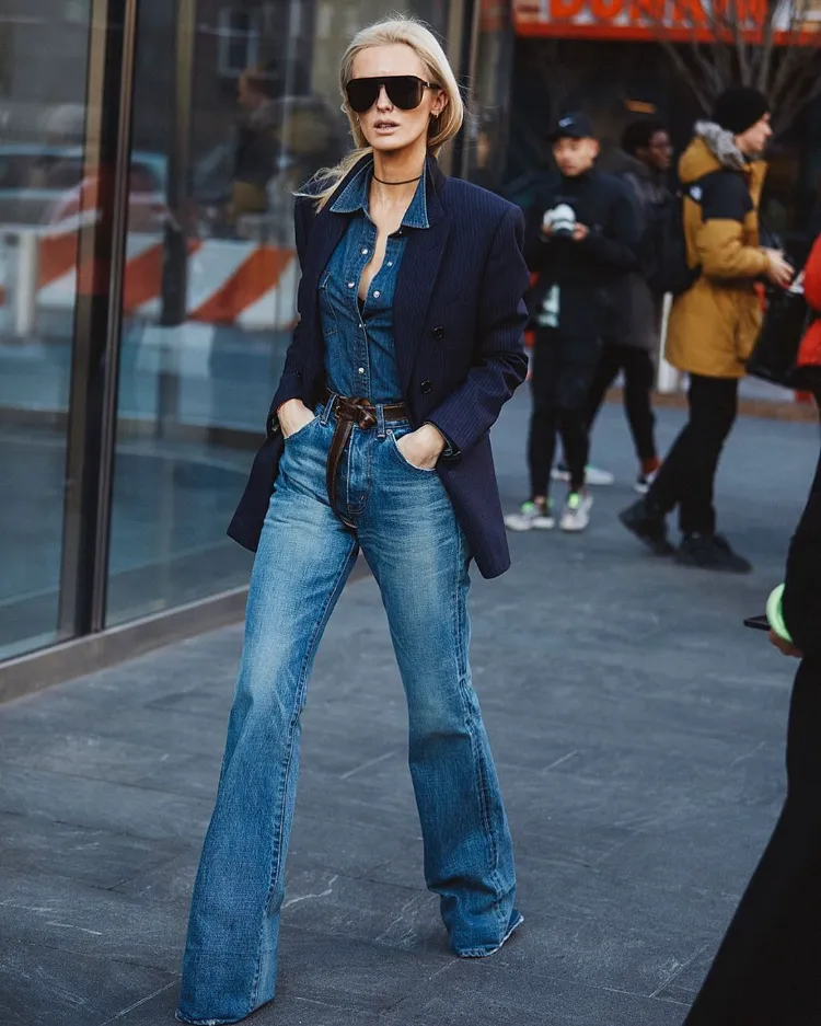 Flared Jeans Trend Hersbt 2022 Business Outfit für Damen Bilder
