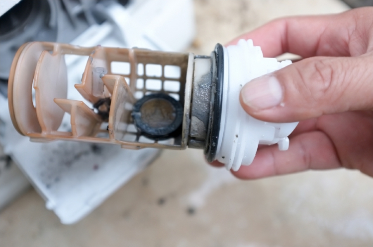 Flusensieb der Waschmaschine reinigen - Wie Sie herausnehmen und angemessen säubern