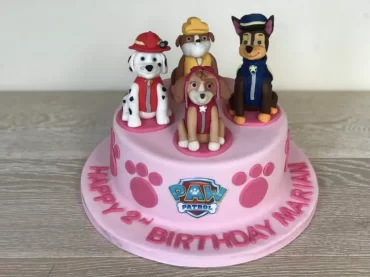 Fondant-Torte mit Motto - Hundefiguren auf einem rosa Kuchen