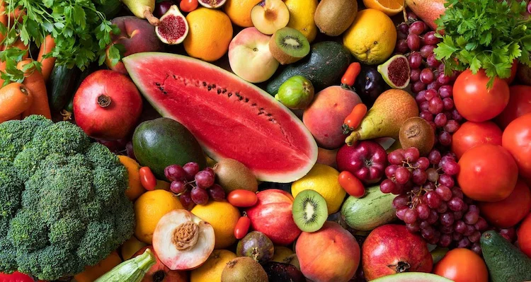 Obst und Gemüse liefern Vitamine, Mineralien und Antioxidantien, die Sie im Kampf gegen das Virus stärken