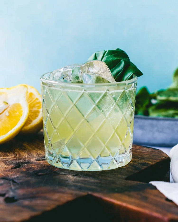Gin Basil Smash ist eines der einzigartigen Basilikum Rezepte für den Sommer