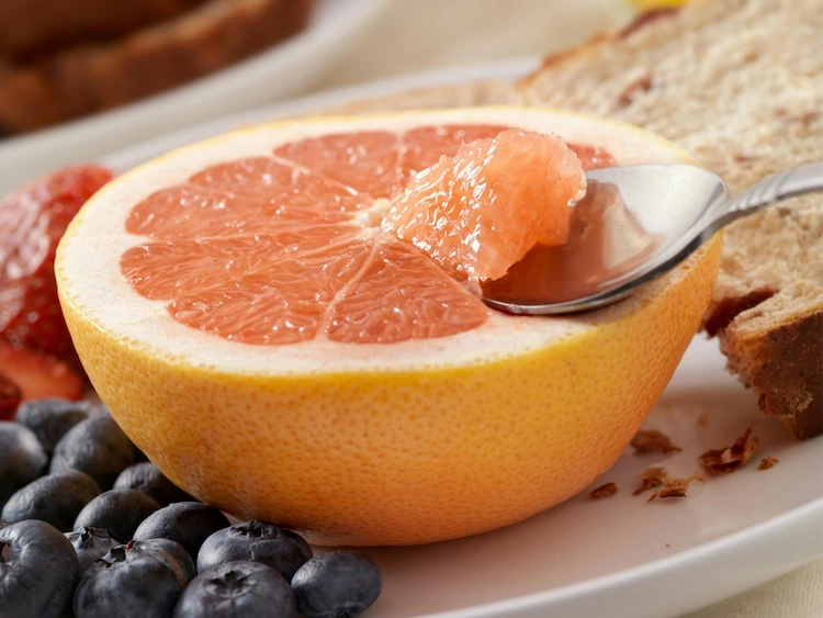 Grapefruit kann Ihnen helfen, sich mit weniger Kalorien satt zu fühlen