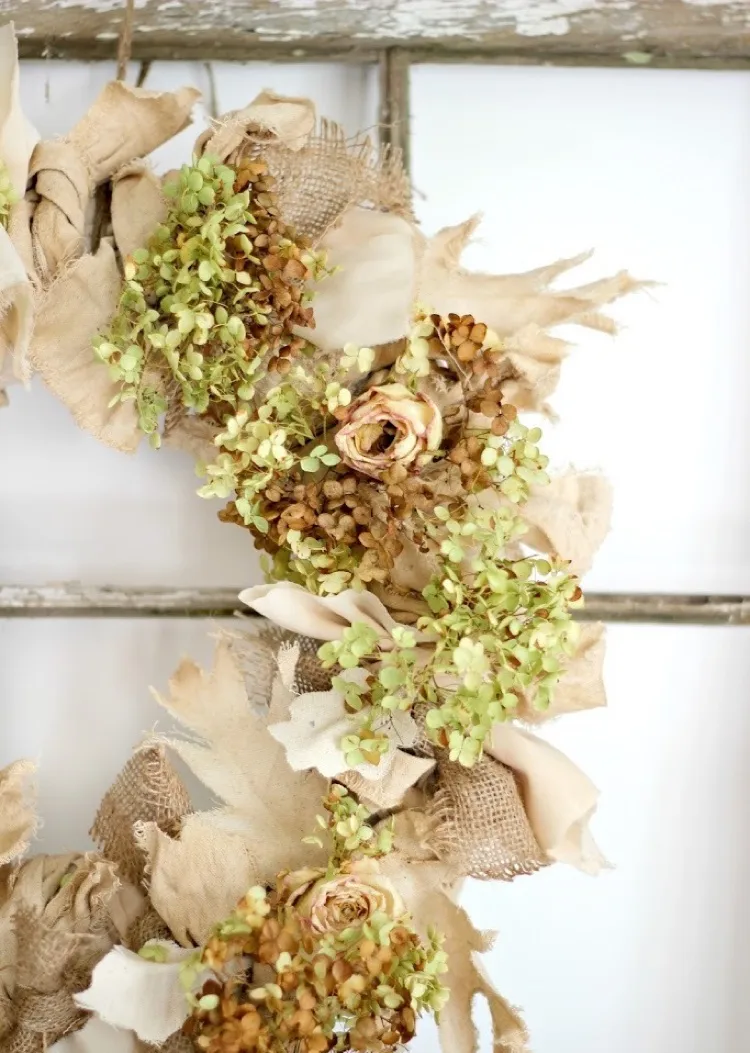 Herbstlicher Kranz aus Sackleinen Stoff getrocknete Rosen und Hortensien