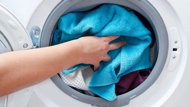 Ihre Wäsche stinkt nach dem Waschen, weil sie zu lange in der Maschine war