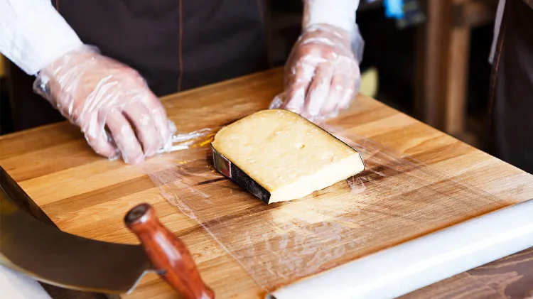 Kann man geriebenen Käse einfrieren Gouda Haltbarkeit im Kühlschrank