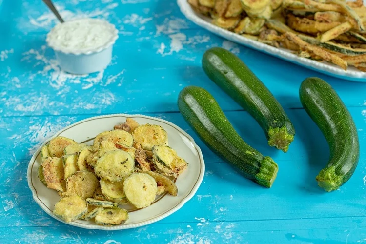 Knusprige Zucchini im Teigmantel mit Dip